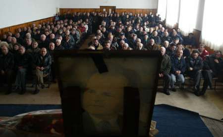 Symbolické rozloučení s Miloševičem v Gracanici (Kosovo)