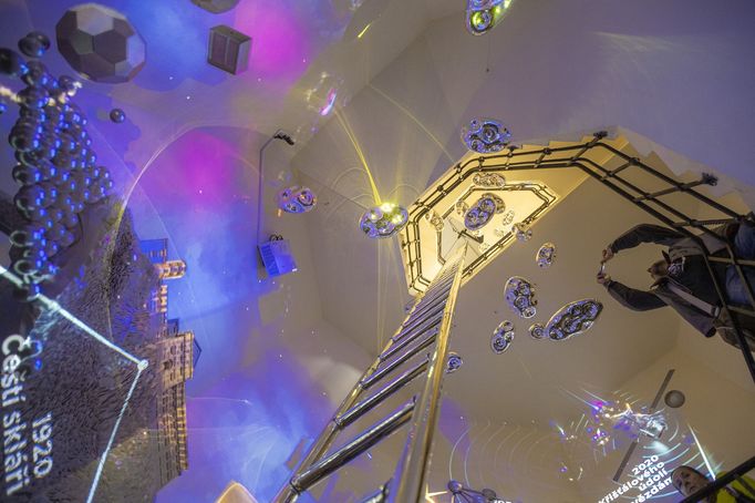 Skleněný žebřík v libereckém Severočeském muzeu.