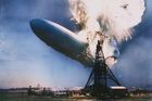 Snímek ukazuje moment katastrofy německé vzducholodi Hindenburg. Ve své době největší létající vzducholoď při přistání zachvátil požár a celá do minuty shořela. Neštěstí z roku 1936 si vyžádalo celkem 36 životů.