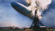 Snímek ukazuje moment katastrofy německé vzducholodi Hindenburg. Ve své době největší létající vzducholoď při přistání zachvátil požár a celá do minuty shořela. Neštěstí z roku 1936 si vyžádalo celkem 36 životů.