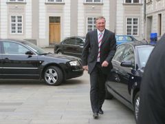 Mirek Topolánek přijel na Hrad limuzínou a odebral se ke vchodu do prezidentských kanceláří.