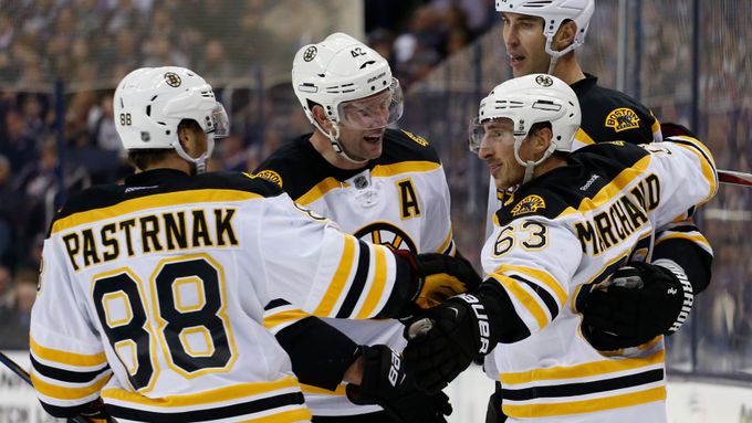 David Pastrňák slaví se svými spoluhráči v prvním klání nové sezony NHL.