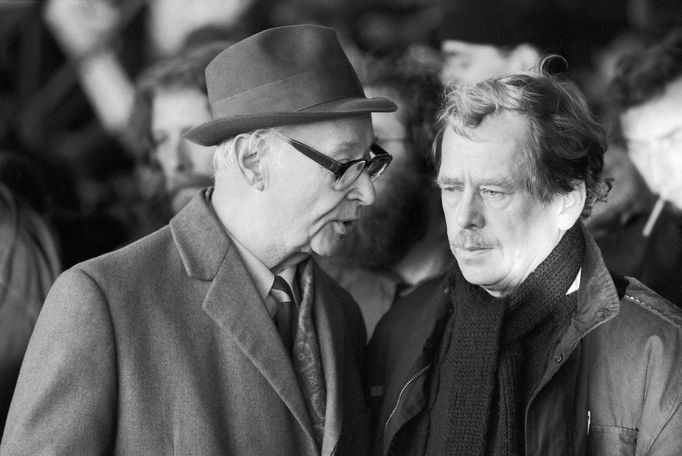 Václav Havel a Alexander Dubček během manifestace na pražské Letenské pláni, která se uskutečnila 26. listopadu 1989