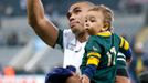 Jihoafrický Bryan Habana se synem po vítězném utkání se Skotskem