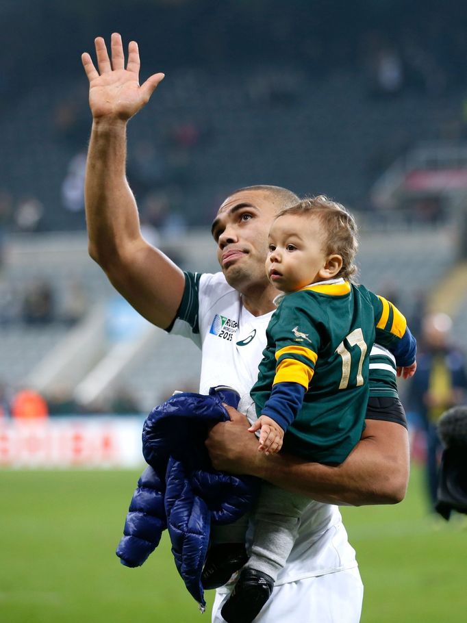 Jihoafrický Bryan Habana se synem po vítězném utkání se Skotskem