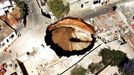 Giant sink hole in Guatemala City 2007-02-23 00:00:00 epa00940357 Overview of a giant sinkhole, 150 metres deep and 20 metres wide, in the neighbourhood of San Antonio in Guatemala City, Friday 23 February 2007, The sink hole swallowed close to twenty homes and left three people missing. EPA/ULISES RODRIGUEZ