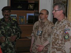 Major František Grmela (uprostřed) v Iráku.