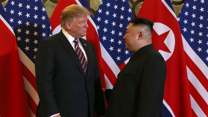 Druhý den rozhovorů Trumpa s Kimem. Spekuluje se i o konci korejské války