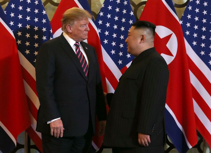 Donald Trump a Kim Čong-un se setkali v Hanoji.