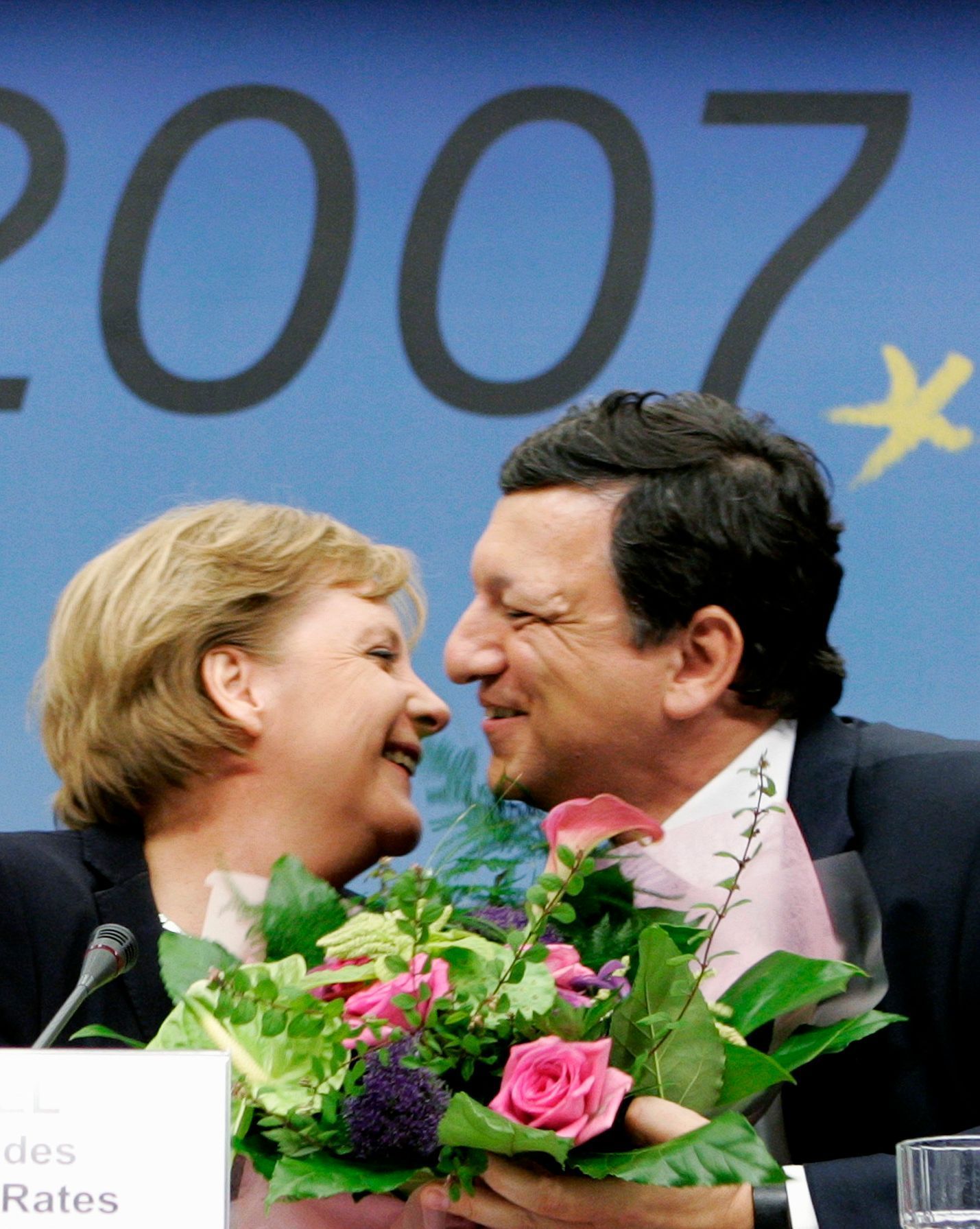 Německá kancléřka přijímá gratulace od Barrosa