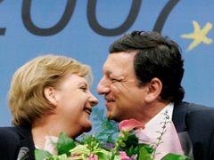 Kancléřka Merkelová přijímala po skončení summitu samé gratulace. Třeba od předsedy Evropské komise Barrosa.