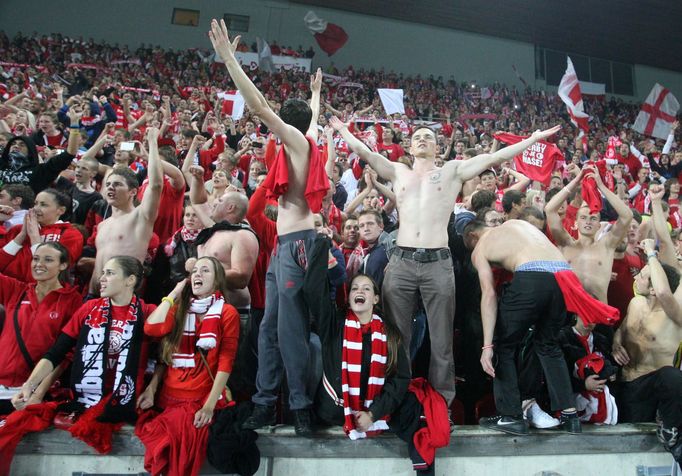 Fotbaloví fanoušci v utkání 9. kola Gambrinus ligy 2012/13 mezi Slávií a Spartou Praha.