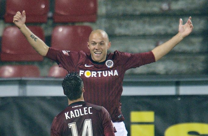 Fotbal, Gambrinus liga, Sparta - Slovácko: Václav Kadlec a střelec Roman Bednář slaví gól