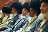 I když přijelo mnoho zahraničních hostů, v publiku převládaly typické turkmenské čepice a dlouhé vousy kmenových vůdců z celé země.