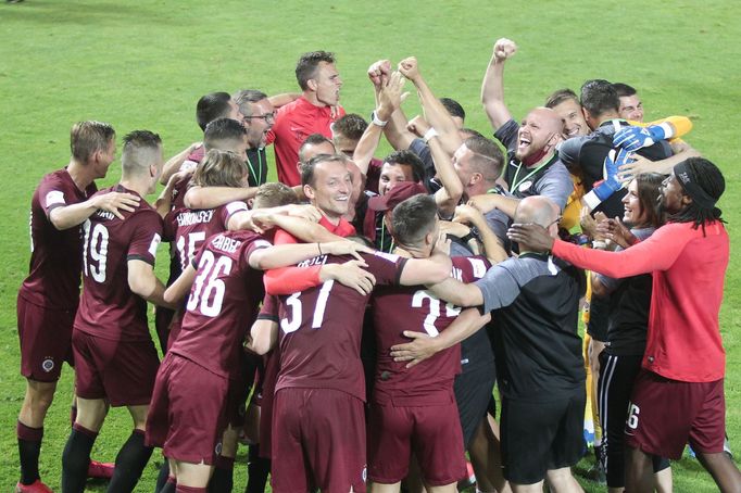 Fotbalisté Sparty slaví vítězství ve finále MOL Cupu proti Liberci