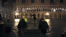 Workers set up platforms for flood waters in a flooded St Mark's Square at night during a period of seasonal high water in Venice November 1, 2012. The water level in the canal city rose to 140 cm (55 inches) above normal, according to the monitoring institute. REUTERS/Manuel Silvestri (ITALY - Tags: ENVIRONMENT SOCIETY TRAVEL DISASTER) Published: Lis. 1, 2012, 8:10 dop.