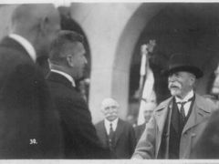 Dva Tomášové. Prezident Masaryk a průmyslník Baťa, zda spíše v roli starosty, při prezidentově návštěvě Zlína.