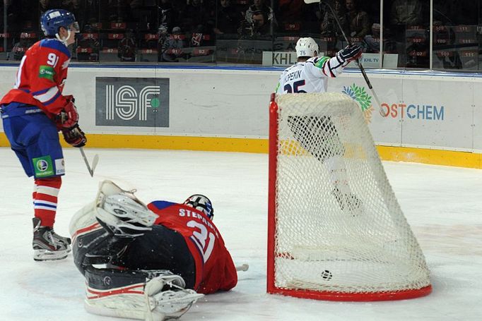 Hokejisté Lva Praha Jakub Krejčík a brankář Jakub Štěpánek po inkasovaném gólu od Alexeje Kopejkina v utkání KHL 2012/13 proti Novosibirsku.