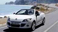 Renault Mégane Cabrio stojí v základní verzi 524 900 Kč. Pohání ho benzinová šestnáctistovka