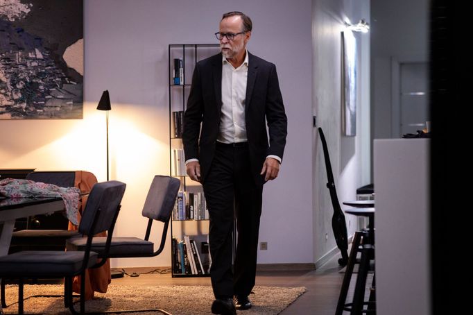 Karel Roden jako Karel.