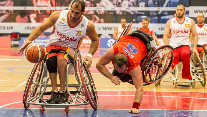 Handicapovaní sportovci musí používat speciální vozíky. Pravidla totiž ani neumožňují používat civilní vozík ke sportování.