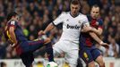 Real Madrid - FC Barcelona: Karim Benzema - Xavi Hernandez (vlevo) a  Andres Iniesta