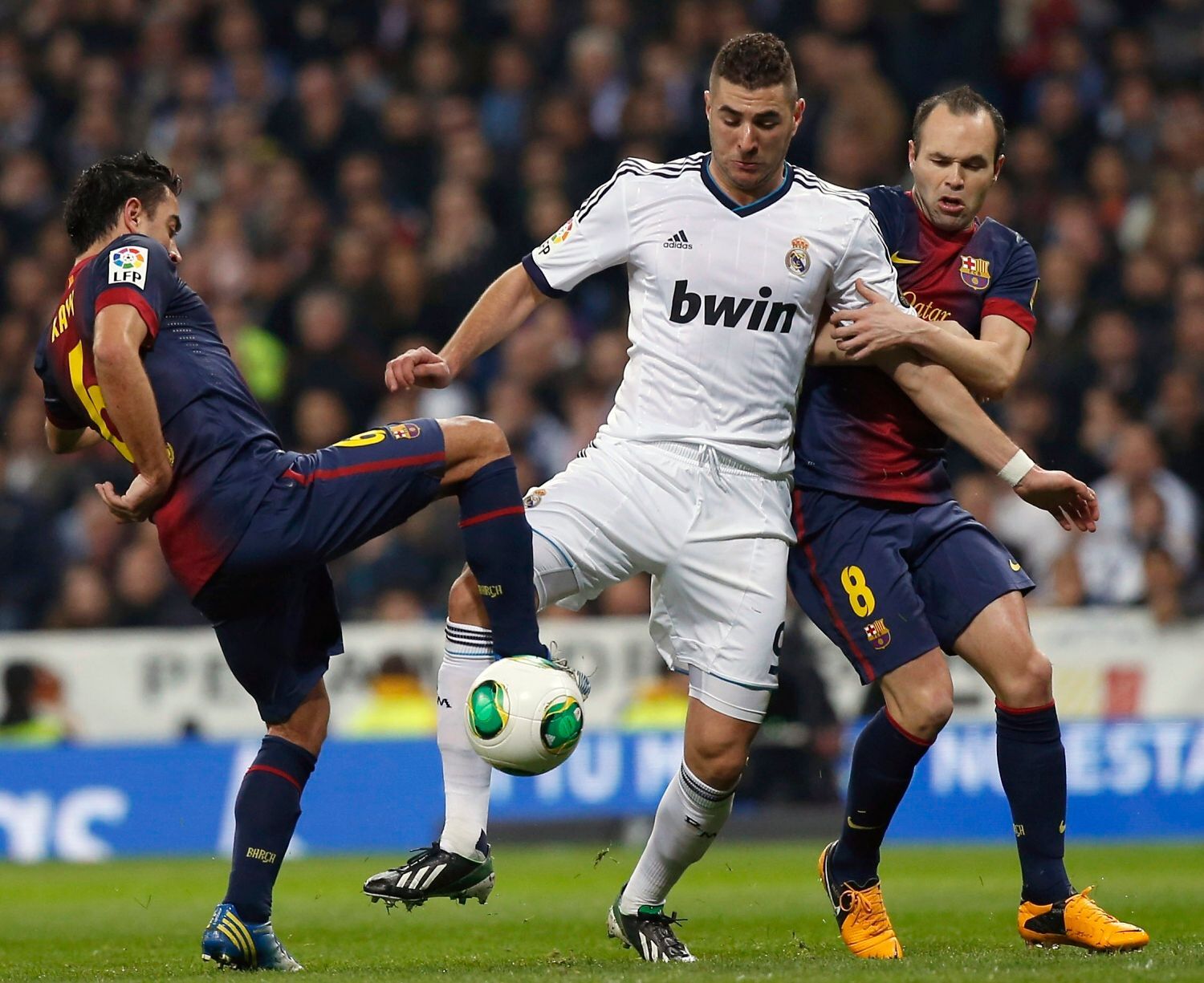 Real Madrid - FC Barcelona: Karim Benzema - Xavi Hernandez (vlevo) a  Andres Iniesta