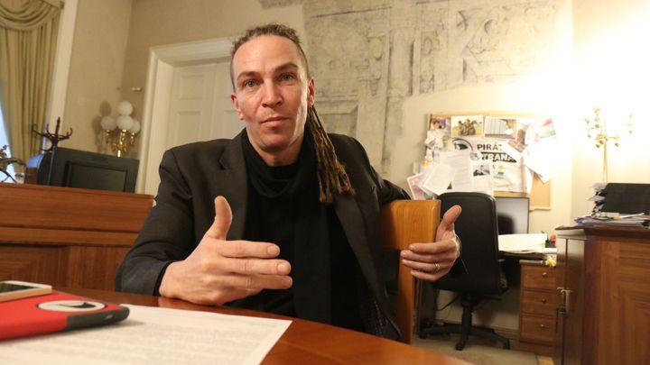 Piráti mohou mít nového šéfa. Nominaci na předsedu získal i Ferjenčík a Pikal