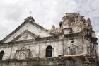 V troskách zřícených domů na ostrovech Boholu a Cebu umírali lidé.