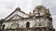 V troskách zřícených domů na ostrovech Boholu a Cebu umírali lidé.