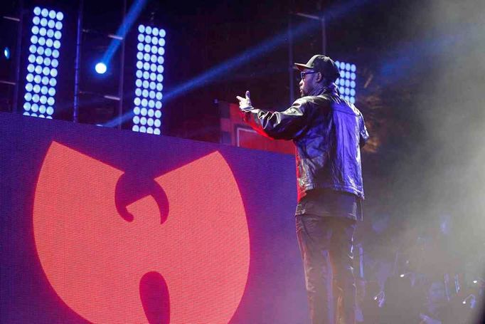 RZA a Wu-Tang Clan vytáhli obrovský dav na venkovní scénu. Slaví dvacet let od vydání jejich zásadní nahrávky Enter The Wu-Tang (36 Chambers).