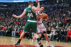 Rose zažil v NBA další nepovedený večer, Bulls táhne Gasol