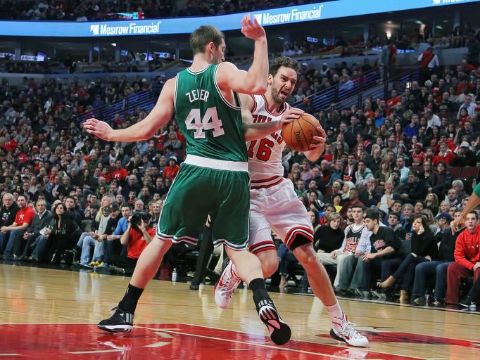 Tyler Zeller a Paul Gasol