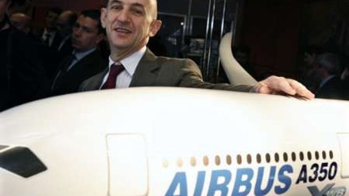 Evropský výrobce letadel Airbus oficiálně odstartoval projekt zbrusu nového dopravního letadla Airbus A350 XWB. Nový stroj má od roku 2013 konkurovat úspěšnému letadlu nové generace Dreamliner 787 amerického Boeingu a zlepšit pozici firmy, která se letos dostala do velkých potíží kvůli odkladu dodávek obřího letounu A380.