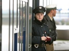 Čeští policisté na hranicích. Už brzy z nich kvůli vstupu do Schengenu zmizí.