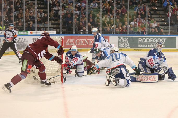 38. kolo hokejové extraligy 2018/19, Sparta - Kometa: Zmatek před brankou Karla Vejmelky