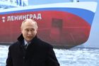 Vladimir Putin "asistuje" při spouštění jaderného ledoborce Leningrad do moře.