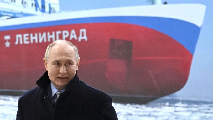 Vladimir Putin "asistuje" při spouštění jaderného ledoborce Leningrad do moře.