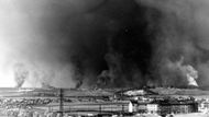 Bombardování kbelského a letňanského letiště fotografované z nedalekého  Hloubětína.