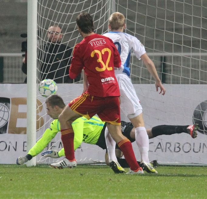 Fotbalista Dukly Praha Tomáš Borek sleduje gól v utkání proti Baníku Ostrava ve 14. kole Gambrinus ligy 2012/13.