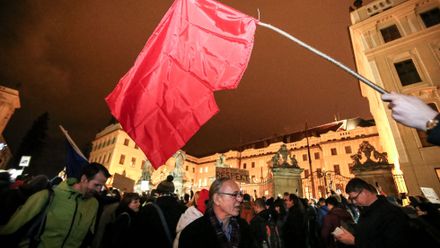 Bez vás to nedáme! Zástupce šéfredaktora Aktuálně.cz vystoupil před davem demonstrantů