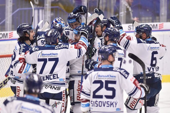 Hokejová extraliga 2019/20, Vítkovice - Plzeň: Radost vítkovických hráčů po výhře 3:1.