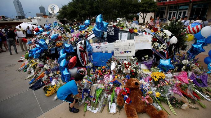Lidé vytvořili před policejní stanicí v Dallasu pomník z květin a svíček.