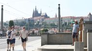 Začíná série tropických veder. Teploty se dnes v Praze přehouply přes 30 °C a v následujících sedmi dnech se budou pohybovat kolem 35 °C . Lidé by měli v horkých dnech myslet na doplňování tekutin.