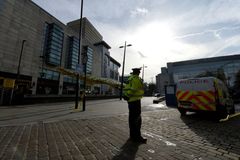 Muž v nákupním centru v Manchesteru pobodal pět lidí, policie ho zadržela