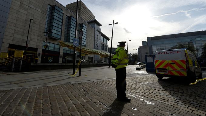 Policie u nákupního centra v Manchesteru, kde došlo k útoku.