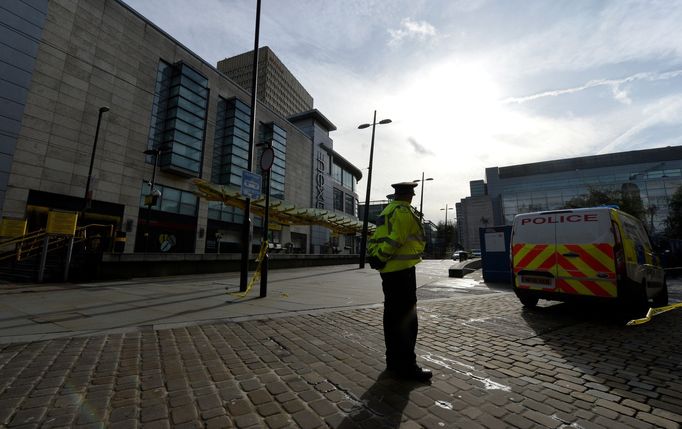 Policie u nákupního centra v Manchesteru, kde došlo k útoku.