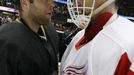 Brankáři Dominik Hašek (Detroit) a Jean-Sebastien Giguere (Anaheim) po skončení semifinálové série Stanley Cupu.