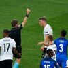 ME 2016, Francie-Německo: Bastian Schweinsteiger dostává od rozhodčího Nicolya Rizzoliho žlutrou kartu za penaltovou ruku