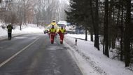Na místo nehody dorazil kromě sanitek záchranné služby i vrtulník. Záchranáři transportovali dvě zraněné osoby sanitou a vrtulníkem do nemocnic.